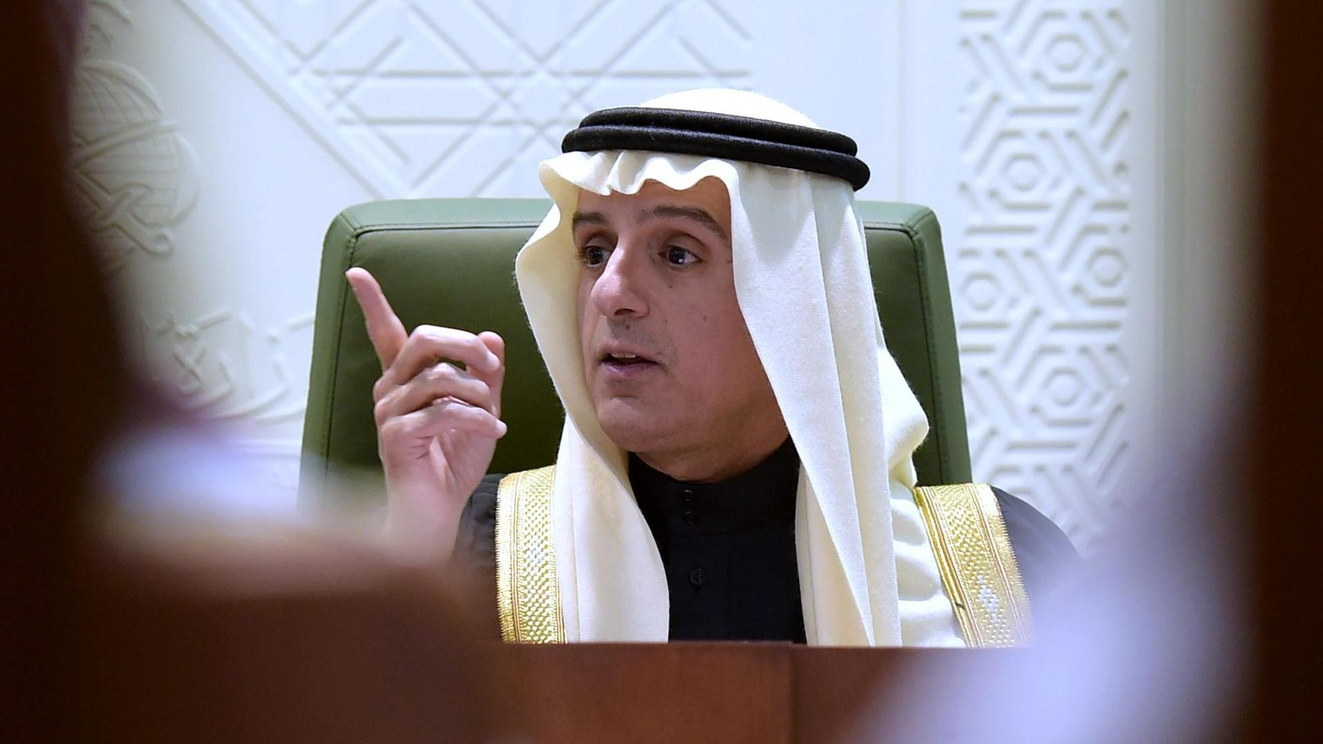 Saudi-Arabiens Außenminister Adel al-Jubeir gestikuliert mit seinem rechten Zeigefinger während er auf einer Pressekonferenz im Ministerium spricht. Saudi-Arabiens Außenminister Adel al-Jubeir gestikuliert mit seinem rechten Zeigefinger während er auf einer Pressekonferenz im Ministerium spricht.