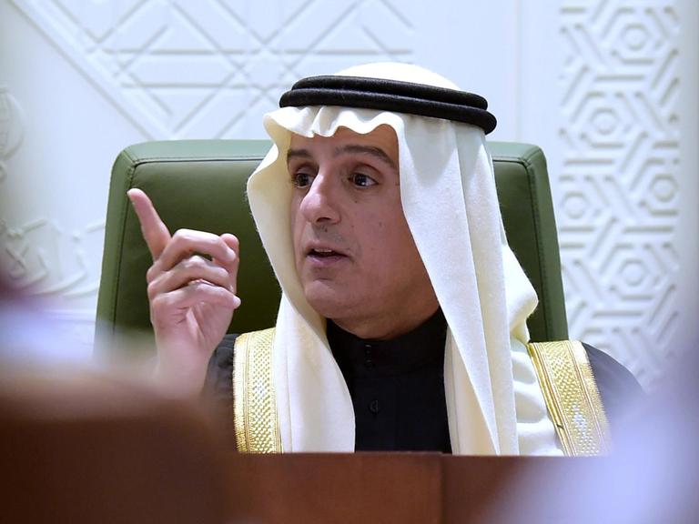 Saudi-Arabiens Außenminister Adel al-Jubeir gestikuliert mit seinem rechten Zeigefinger während er auf einer Pressekonferenz im Ministerium spricht.