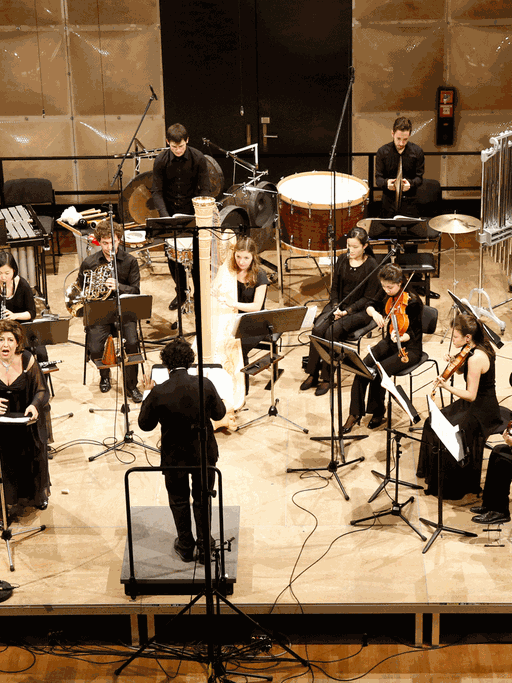 Das ECHO Ensemble spielt mit der Sopranistin Anna Korondi ein Stück von Gyorgy Kurtág unter Leitung von Manuel Nawri.