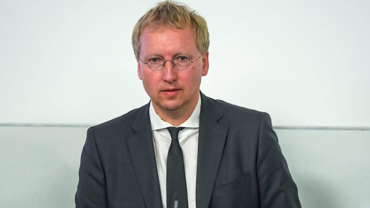 Diskussionsveranstaltung über den Umgang mit der Identitäre Bewegung moderiert vom Prof. Dr. Johannes Varwick (Lehrstuhl für Internationale Beziehungen und europäische Politik) Martin-Luther-Universität Halle-Wittenberg. im Bild: Prof. Dr. Johannes Varwick Halle / Saale // 18.10.2017 // Innenstadt *** Discussion event above the Relations with the Identitary Movement moderated of Prof Dr John Varwick Chair for International Relations and European politics Martin Luther University Hall Wittenberg in Picture Prof Dr John Varwick Hall Saale 18 10 2017 Inner city Diskussionsveranstaltung über den Umgang mit der Identitäre Bewegung moderiert vom Prof. Dr. Johannes Varwick (Lehrstuhl für Internationale Beziehungen und europäische Politik) Martin-Luther-Universität Halle-Wittenberg. im Bild: Prof. Dr. Johannes Varwick Halle / Saale // 18.10.2017 // Innenstadt *** Discussion event above the Relations with the Identitary Movement moderated of Prof Dr John Varwick Chair for International Relations and European politics Martin Luther University Hall Wittenberg in Picture Prof Dr John Varwick Hall Saale 18 10 2017 Inner city