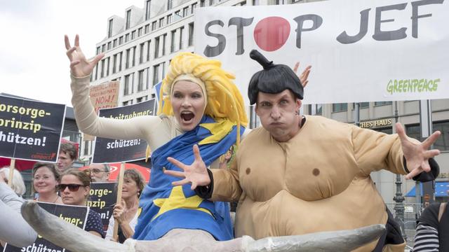 Demo gegen das Handelsabkommen JEFTA zwischen der EU und Japan. Symbolfiguren mit Stier (Europa) und einem Sumo-Ringer, vor der Vertretung der EU-Kommission.
