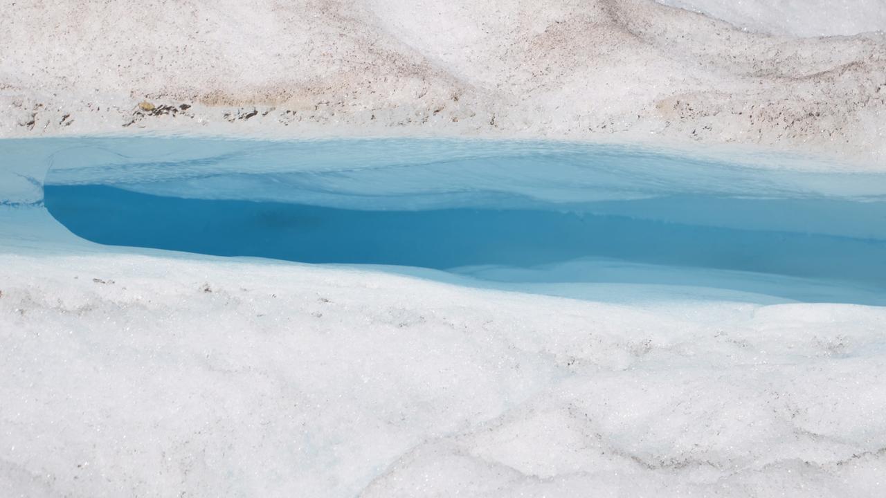 Bizarre Schönheit: Schmelzwasser in Gletscherspalte Bizarre Schönheit: Schmelzwasser in Gletscherspalte