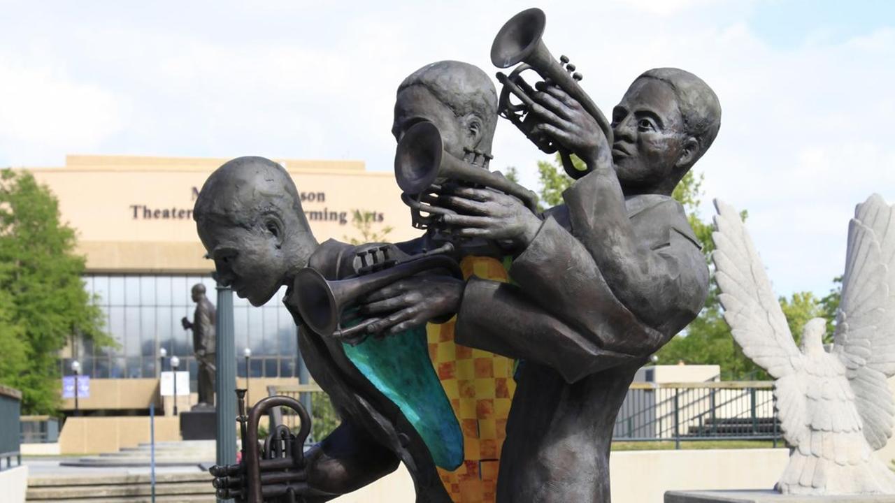 Im Louis Armstrong Park befindet sich ein Denkmal für Buddy Bolden. Charles Joseph Buddy Bolden wurde am 6. 09.1877 in New Orleans geboren. Er starb am 04.11.1931 in Jackson (Mississippi). Er galt als ein ganz großer Kornettist im New Orleans um 1900. Im Louis Armstrong Park befindet sich ein Denkmal für Buddy Bolden. Charles Joseph Buddy Bolden wurde am 6. 09.1877 in New Orleans geboren. Er starb am 04.11.1931 in Jackson (Mississippi). Er galt als ein ganz großer Kornettist im New Orleans um 1900.