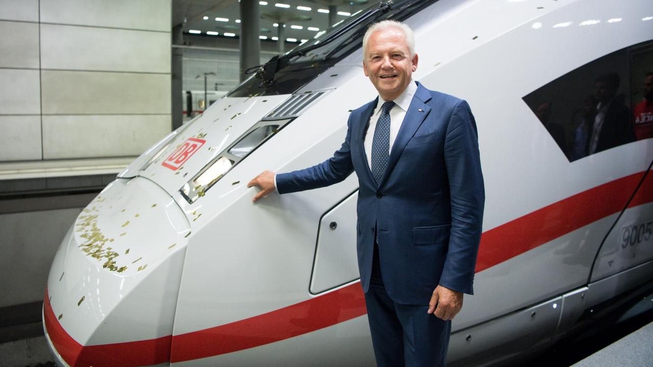 Rüdiger Grube, Vorstandsvorsitzender der Deutschen Bahn AG, steht am 14.09.2016 bei der feierlichen Präsentation des neuen Zuges ICE 4 im Hauptbahnhof in Berlin am Triebkopf des Zuges. Rüdiger Grube, Vorstandsvorsitzender der Deutschen Bahn AG, steht am 14.09.2016 bei der feierlichen Präsentation des neuen Zuges ICE 4 im Hauptbahnhof in Berlin am Triebkopf des Zuges.