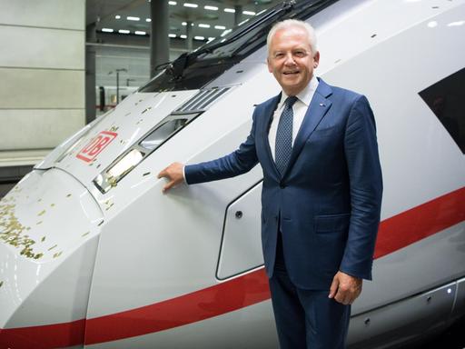 Rüdiger Grube, Vorstandsvorsitzender der Deutschen Bahn AG, steht am 14.09.2016 bei der feierlichen Präsentation des neuen Zuges ICE 4 im Hauptbahnhof in Berlin am Triebkopf des Zuges.