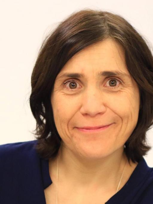 Bénédicte Savoy blickt freundlich in Richtung des Betrachters.