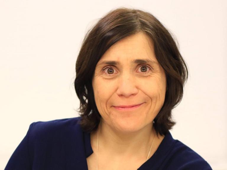 Bénédicte Savoy blickt freundlich in Richtung des Betrachters.