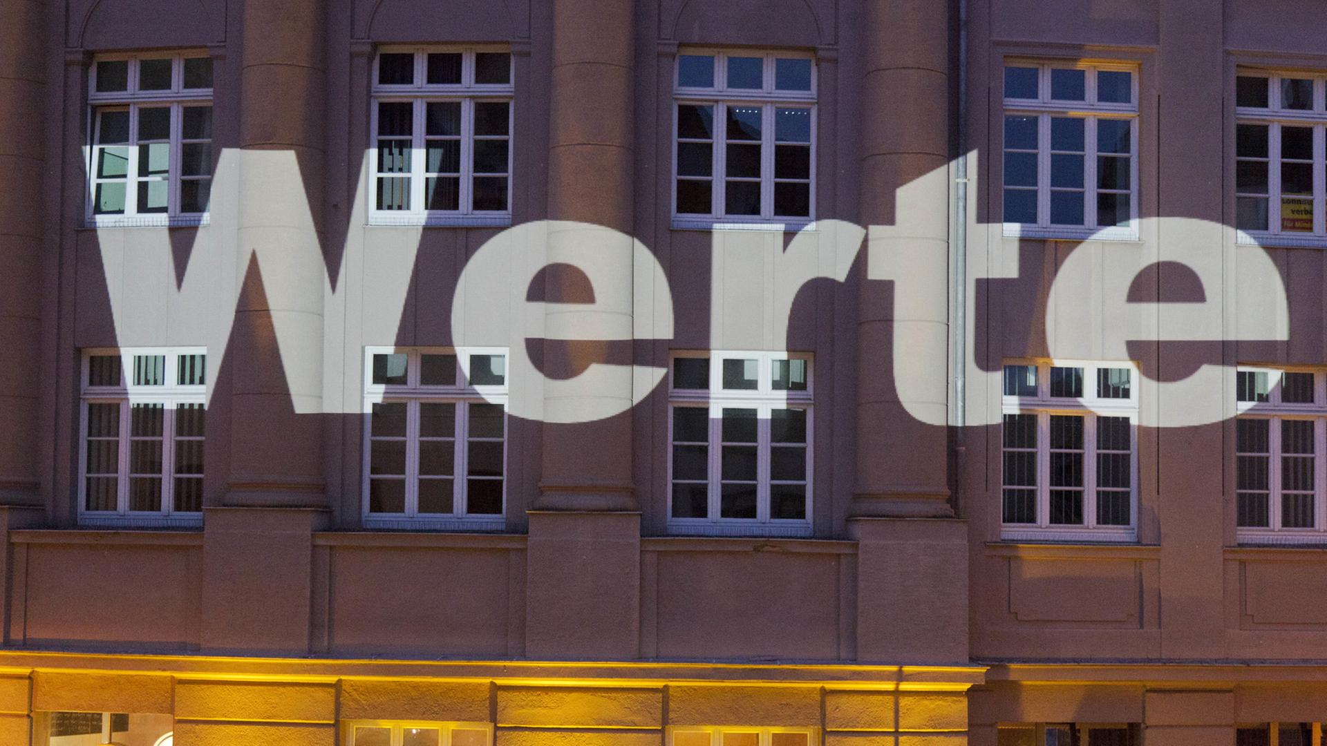 Demonstration von Journalisten und Journalistinnen im Rahmen der bundesweiten Aktion "Worte sind wertvoll" für Qualitätsjournalismus und den Journalistenstreik in Bielefeld: Lichtinstallation an der Fassade des ehemaligen "Volkswacht"-Hauses Demonstration von Journalisten und Journalistinnen im Rahmen der bundesweiten Aktion "Worte sind wertvoll" für Qualitätsjournalismus und den Journalistenstreik in Bielefeld: Lichtinstallation an der Fassade des ehemaligen "Volkswacht"-Hauses