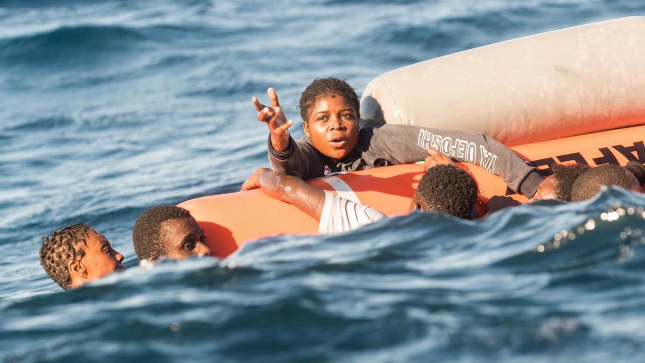 Such- und Rettungsmission im Mittelmeer vor der libyschen Küste. Such- und Rettungsmission im Mittelmeer vor der libyschen Küste.
