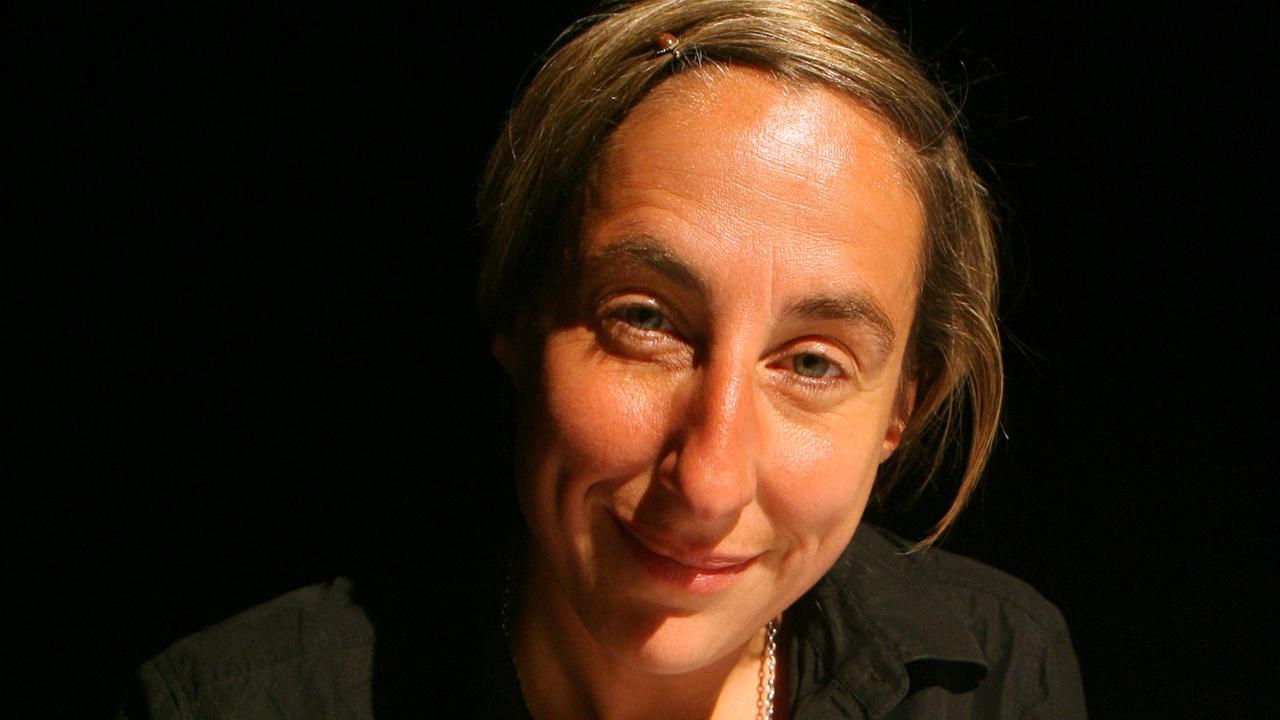 Die deutsche Schriftstellerin Judith Hermann signiert eines ihrer Bücher (Archivbild von 2009). Hermann - geboren 1970 in Berlin - lebt im Prenzlauer Berg. Die deutsche Schriftstellerin Judith Hermann signiert eines ihrer Bücher (Archivbild von 2009). Hermann - geboren 1970 in Berlin - lebt im Prenzlauer Berg.