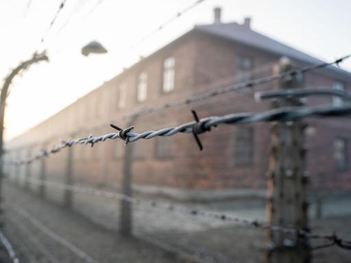 Blick auf die Stacheldrahtanlage des früheren Konzentrationslagers Auschwitz am frühen Morgen des 24.01.2020, im Vorfeld des 75. Jahrestages der Befreiung des Konzentrationslagers durch die Rote Armee.