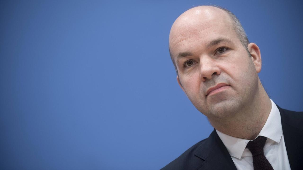 Marcel Fratzscher, Präsident des Deutschen Instituts für Wirtschaftsforschung (DIW), auf der Bundespressekonferenz in Berlin. Marcel Fratzscher, Präsident des Deutschen Instituts für Wirtschaftsforschung (DIW), auf der Bundespressekonferenz in Berlin.
