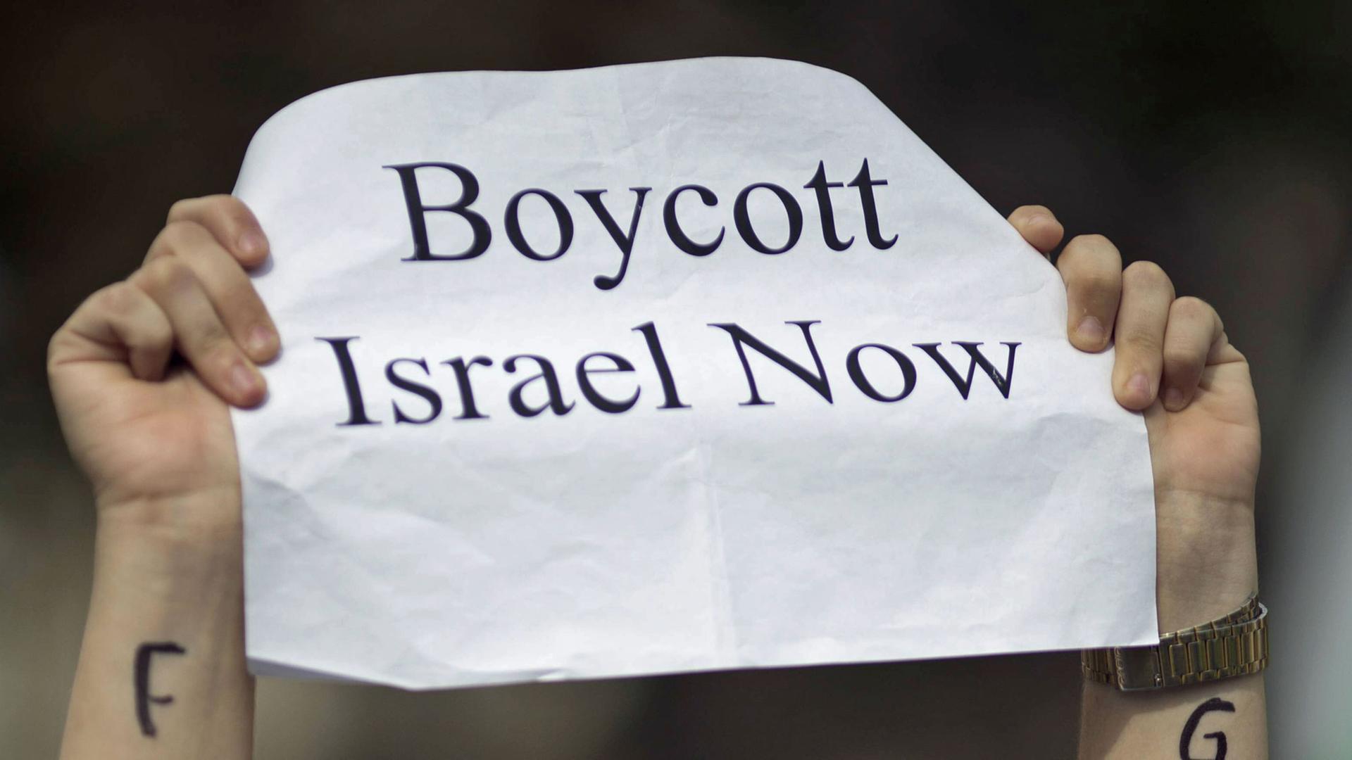 "Boycott Israel Now" steht am 09.08.2014 in Berlin bei einer Demonstration gegen den Krieg in Gaza auf dem Papier einer Frau, welche Free gaza auf den Armen stehen hat. Mehrere hundert Menschen, darunter Palästinenser und Menschen Jüdischer Herkunft haben gemeinsam in einer Demo vom Axel Springer Gebäude zum Potsdamer Platz gegen den Konflikt in Gaza demonstriert. "Boycott Israel Now" steht am 09.08.2014 in Berlin bei einer Demonstration gegen den Krieg in Gaza auf dem Papier einer Frau, welche Free gaza auf den Armen stehen hat. Mehrere hundert Menschen, darunter Palästinenser und Menschen Jüdischer Herkunft haben gemeinsam in einer Demo vom Axel Springer Gebäude zum Potsdamer Platz gegen den Konflikt in Gaza demonstriert.
