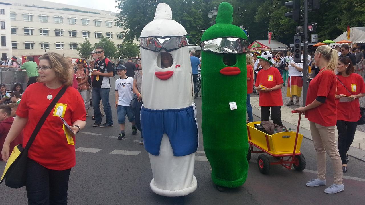 Menschliches Kondom-Maskottchen auf der Berliner Fanmeile Menschliches Kondom-Maskottchen auf der Berliner Fanmeile
