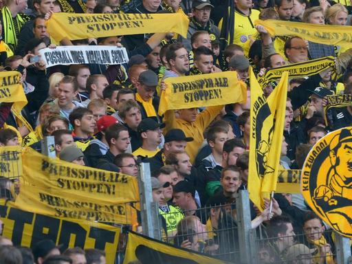 Hamburger SV - Borussia Dortmund am Samstag (22.09.2012) in der Imtech Arena in Hamburg. Dortmunds Fans protestieren vor Spielbeginn gegen die Stadionpreise.