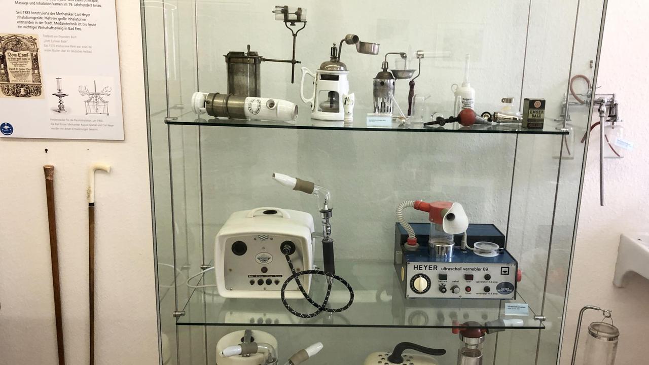 In einer Vitrine stehen historische Geräte. In einer Vitrine stehen historische Geräte.