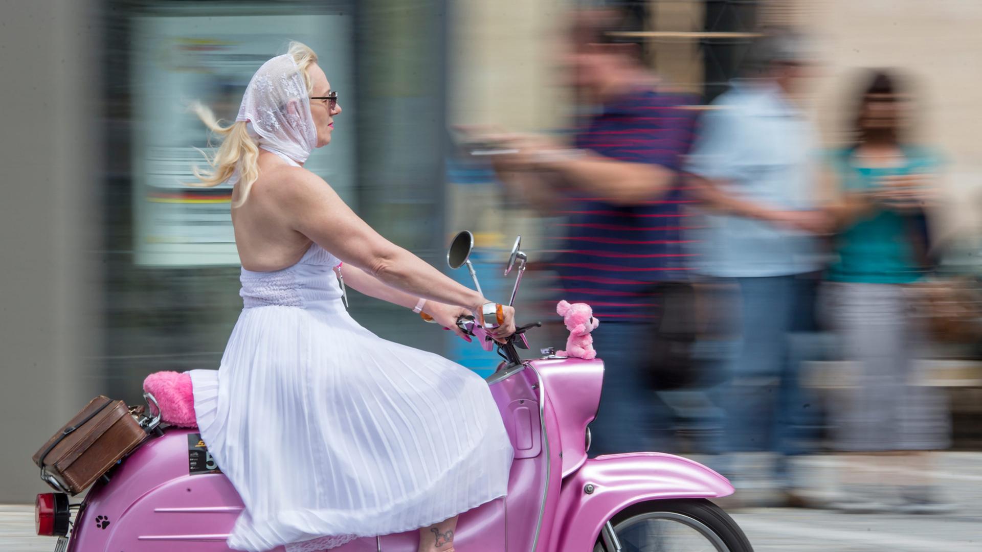 Karin Pickert aus Frankfurt/Main fährt am 05.07.2014 in Suhl (Thüringen) zur Jubiläumsfeier "50 Jahre Simson-Schwalbe". Etwa 1000 Fahrer aus Deutschland, Österreich und Ungarn feiern hier das Jubiläum des legendären DDR-Kultmopeds mit zahlreichen Veransta Karin Pickert aus Frankfurt/Main fährt am 05.07.2014 in Suhl (Thüringen) zur Jubiläumsfeier "50 Jahre Simson-Schwalbe". Etwa 1000 Fahrer aus Deutschland, Österreich und Ungarn feiern hier das Jubiläum des legendären DDR-Kultmopeds mit zahlreichen Veransta