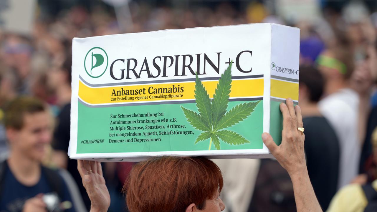 "Graspirin" als Medikament fordert eine Demonstrantin auf der Hanfparade 2014 in Berlin. "Graspirin" als Medikament fordert eine Demonstrantin auf der Hanfparade 2014 in Berlin.