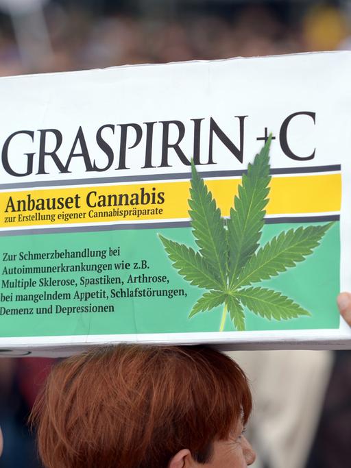 "Graspirin" als Medikament fordert eine Demonstrantin auf der Hanfparade 2014 in Berlin.