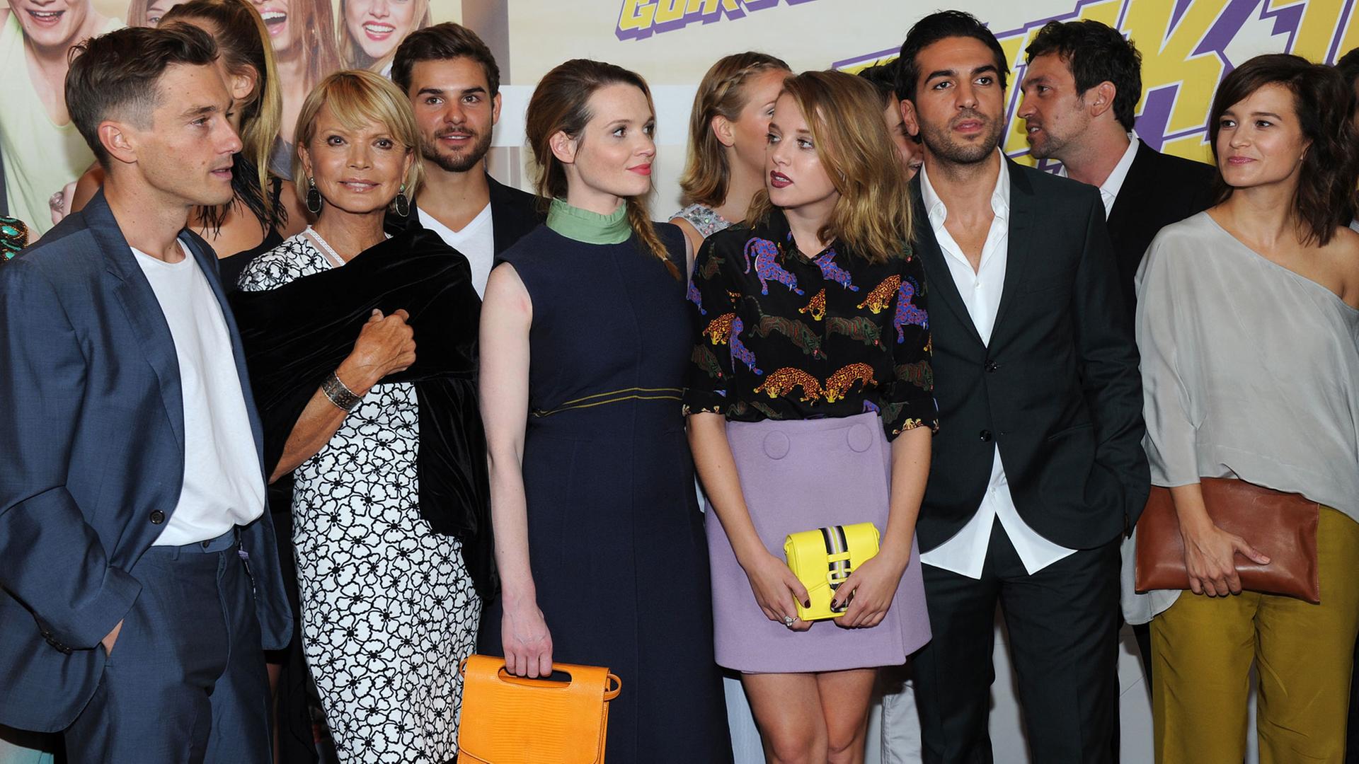 Die Schauspieler Volker Bruch (l-r), Uschi Glas, Lucas Reiber, Karoline Herfurth, Elyas M'Barek, Regisseur Bora Dagtekin und die Produzentin Lane Schömann kommen am 07.09.2015 zu der Filmpremiere «Fack Ju Göhte 2» im Mathäser Filmpalast in München (Bayern). Die Komödie kommt ab 10.September 2015 in die Kinos. Foto: Ursula Düren/dpa Die Schauspieler Volker Bruch (l-r), Uschi Glas, Lucas Reiber, Karoline Herfurth, Elyas M'Barek, Regisseur Bora Dagtekin und die Produzentin Lane Schömann kommen am 07.09.2015 zu der Filmpremiere «Fack Ju Göhte 2» im Mathäser Filmpalast in München (Bayern). Die Komödie kommt ab 10.September 2015 in die Kinos. Foto: Ursula Düren/dpa