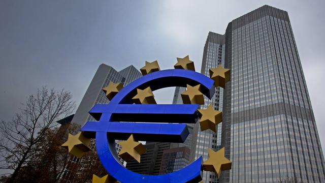 Ein überdimensionales Eurozeichen vor dem Eurotower in Frankfurt am Main.