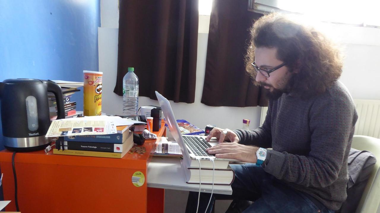Der 31-jährige Beraat Gökkus aus der Türkei ist nicht nur Journalist, sondern auch Filmemacher. Der 31-jährige Beraat Gökkus aus der Türkei ist nicht nur Journalist, sondern auch Filmemacher.