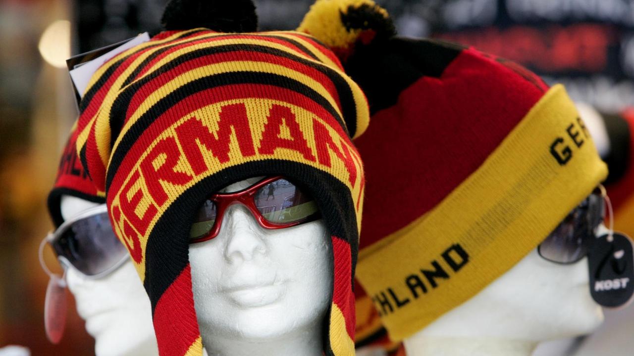 Deutschlandmützen in einem Souveniergeschäft Deutschlandmützen in einem Souveniergeschäft