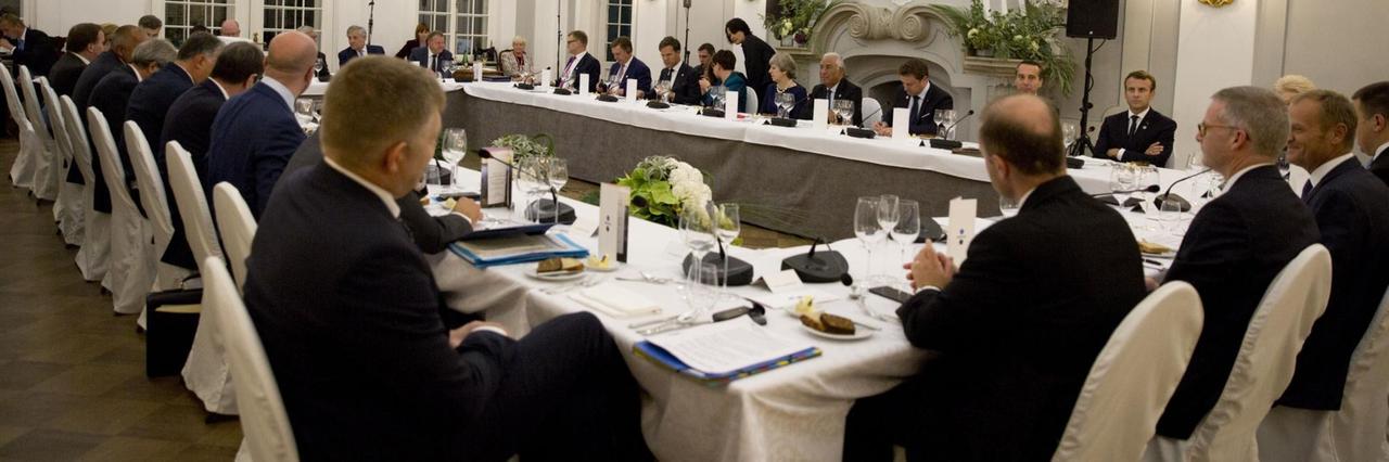 EU-Staats- und Regierungschefs sitzen um einen großen Tisch.