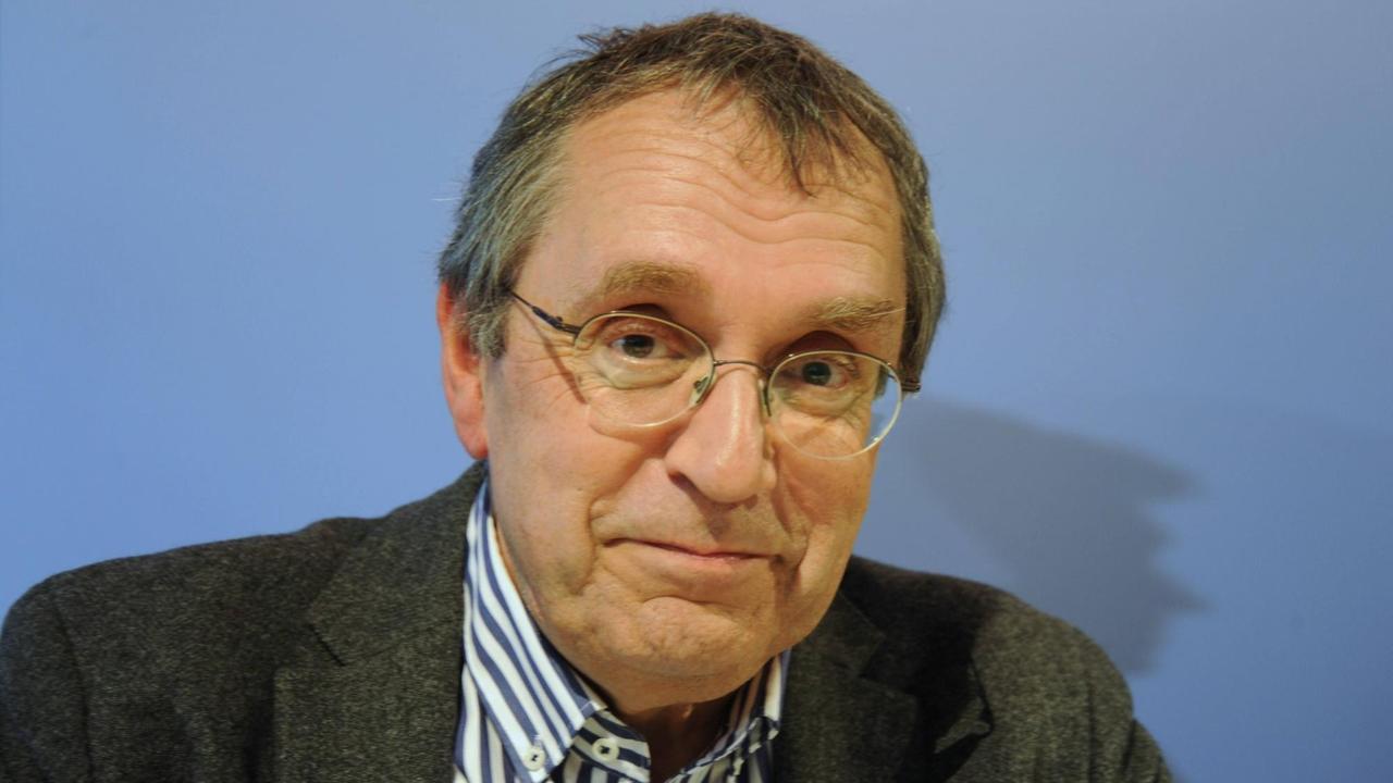 Der Kulturhistoriker Thomas Macho am blauen Sofa auf der Frankfurter Buchmesse 2017. Der Kulturhistoriker Thomas Macho am blauen Sofa auf der Frankfurter Buchmesse 2017.