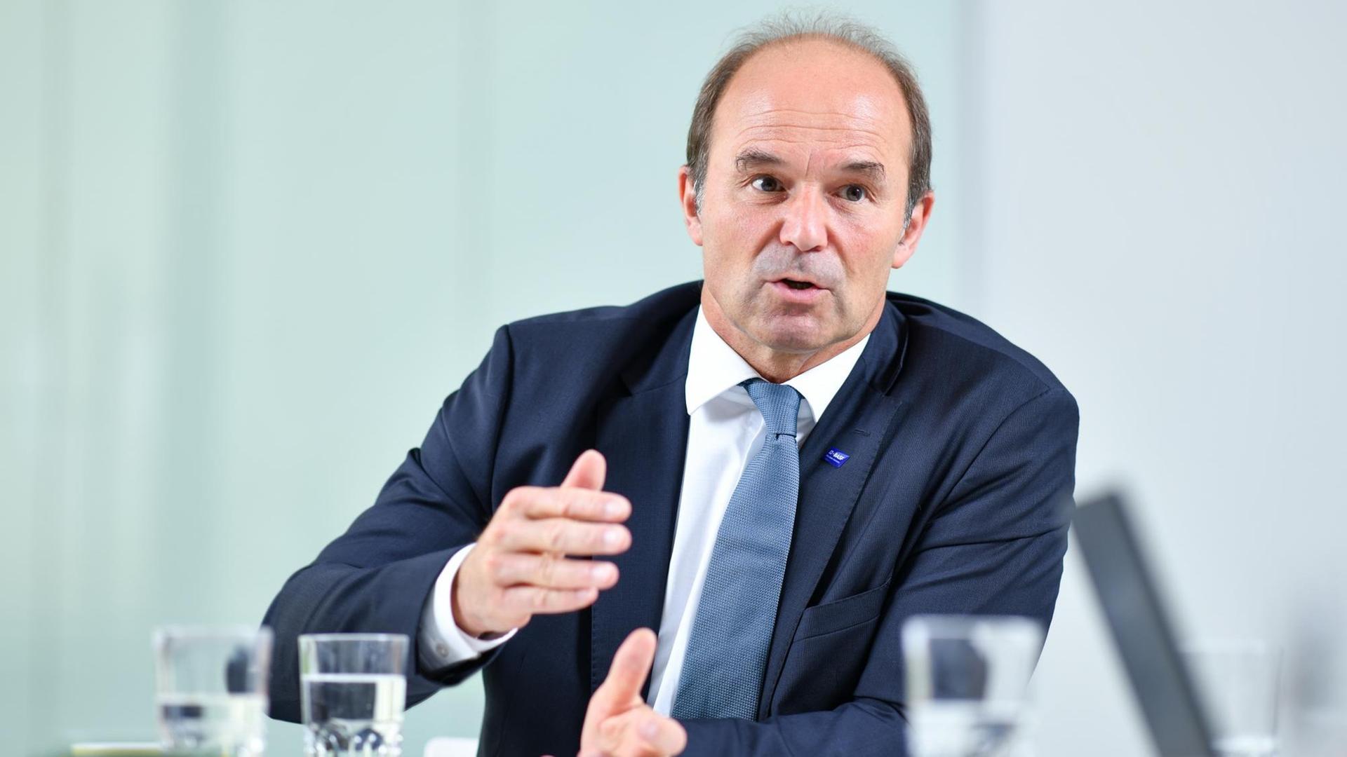 Martin Brudermüller, Vorstandsvorsitzender des Chemiekonzerns BASF, gestikuliert während eines Interviews. Martin Brudermüller, Vorstandsvorsitzender des Chemiekonzerns BASF, gestikuliert während eines Interviews.
