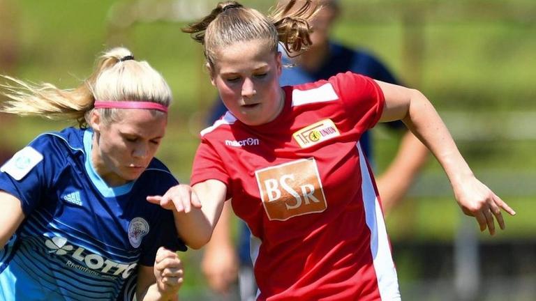 Die Fußballerin Marta Schrey vom 1. FC Union Berlin im Zweikampf gegen Antonia Hornberg vom SG Andernach. Die Fußballerin Marta Schrey vom 1. FC Union Berlin im Zweikampf gegen Antonia Hornberg vom SG Andernach.