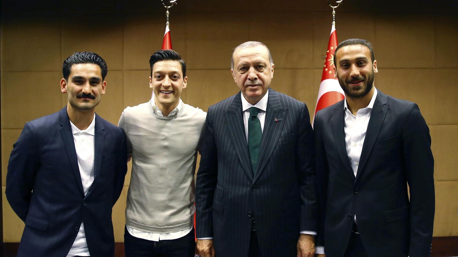 Recep Tayyip Erdogan (2.v.r.), Staatspräsident der Türkei, steht zusammen mit den Premier League Fußballspielern Ilkay Gündogan (l), Mesut Özil (2.v.l.) und Cenk Tosun (r).