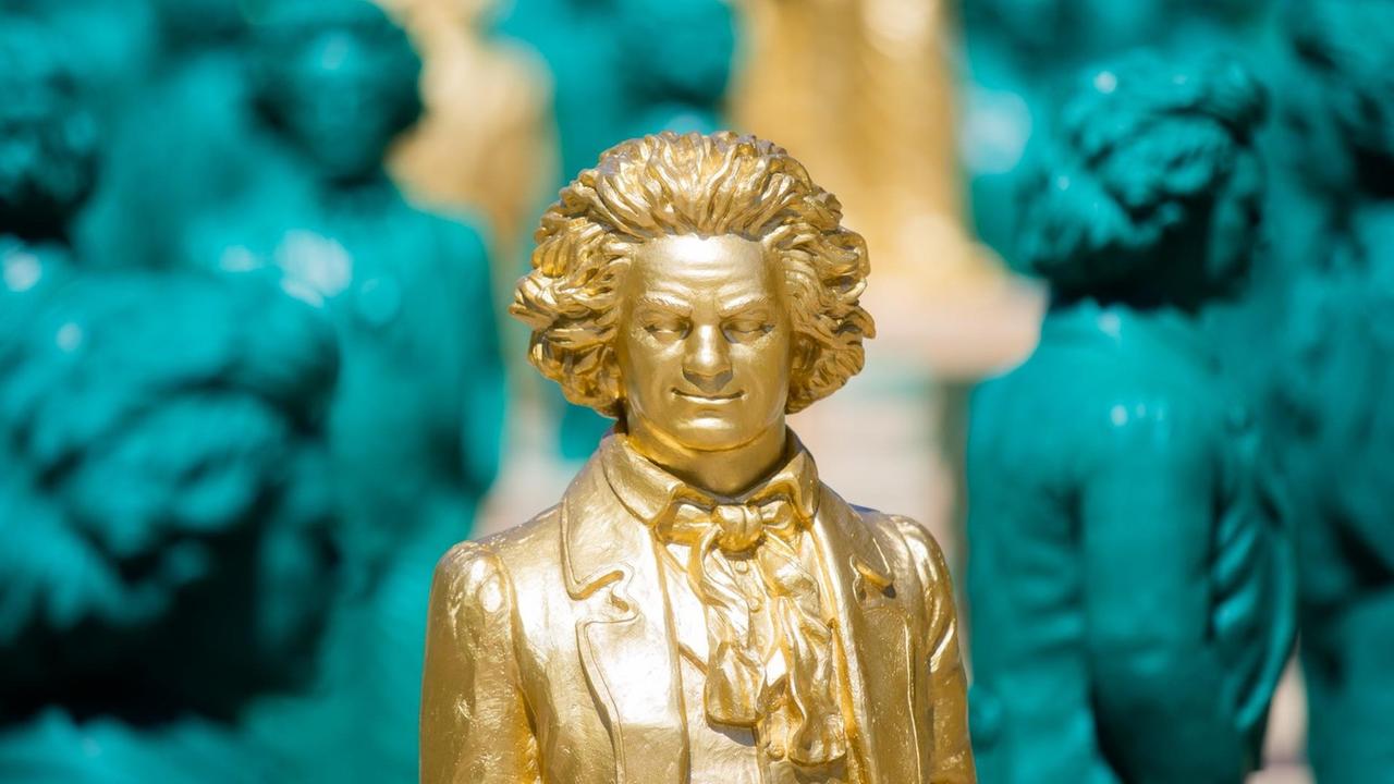 Lächelnde Beethoven-Statuen, ein Kunstwerk des Konzeptkünstlers und Bildhauers Ottmar Hörl, stehen auf dem Münsterplatzin Bonn. Lächelnde Beethoven-Statuen, ein Kunstwerk des Konzeptkünstlers und Bildhauers Ottmar Hörl, stehen auf dem Münsterplatzin Bonn.