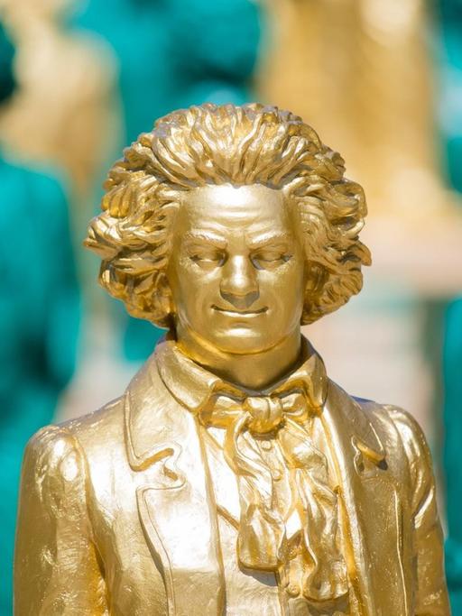 Lächelnde Beethoven-Statuen, ein Kunstwerk des Konzeptkünstlers und Bildhauers Ottmar Hörl, stehen auf dem Münsterplatzin Bonn.