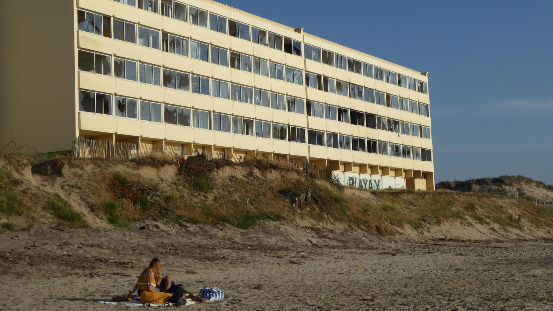 Bei starker Flut ist der Ozean nur noch zehn Meter von dem Hochhaus „Le Signal“ entfernt. Falls es auf den Strand kippt, wird sein Abriss etwa 26 Millionen Euro kosten. Bei starker Flut ist der Ozean nur noch zehn Meter von dem Hochhaus „Le Signal“ entfernt. Falls es auf den Strand kippt, wird sein Abriss etwa 26 Millionen Euro kosten.