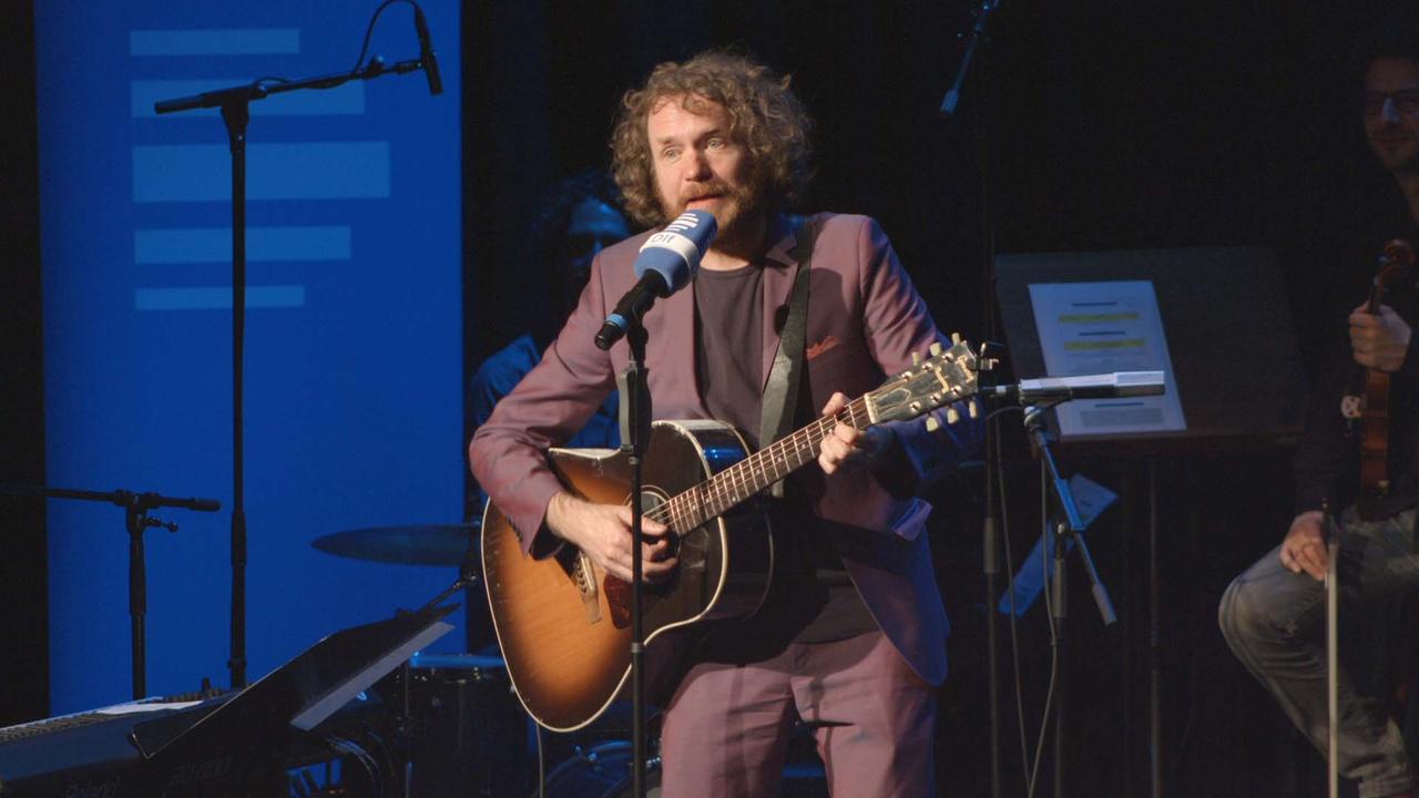 Kabarettist und Musiker Friedemann Weise an der Gitarre Kabarettist und Musiker Friedemann Weise an der Gitarre