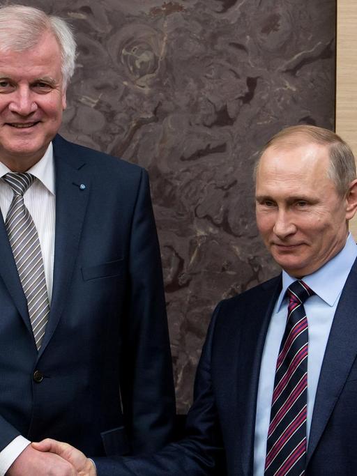 Der russische Präsident Wladimir Putin empfängt in dessen Residenz Nowo-Ogarjewo bei Moskau den bayerischen Ministerpräsidenten Horst Seehofer.