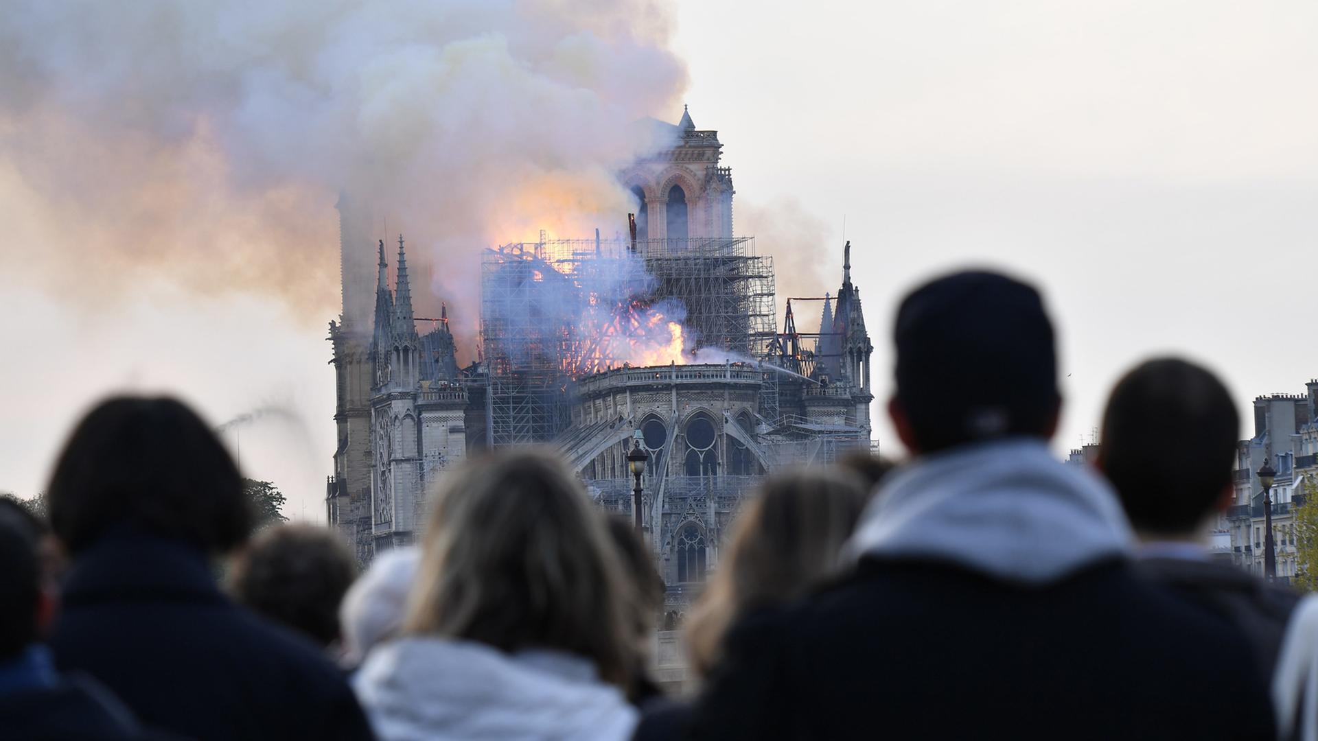 Die Kathedrale Notre Dame in Paris in Flammen. Die Kathedrale Notre Dame in Paris in Flammen.