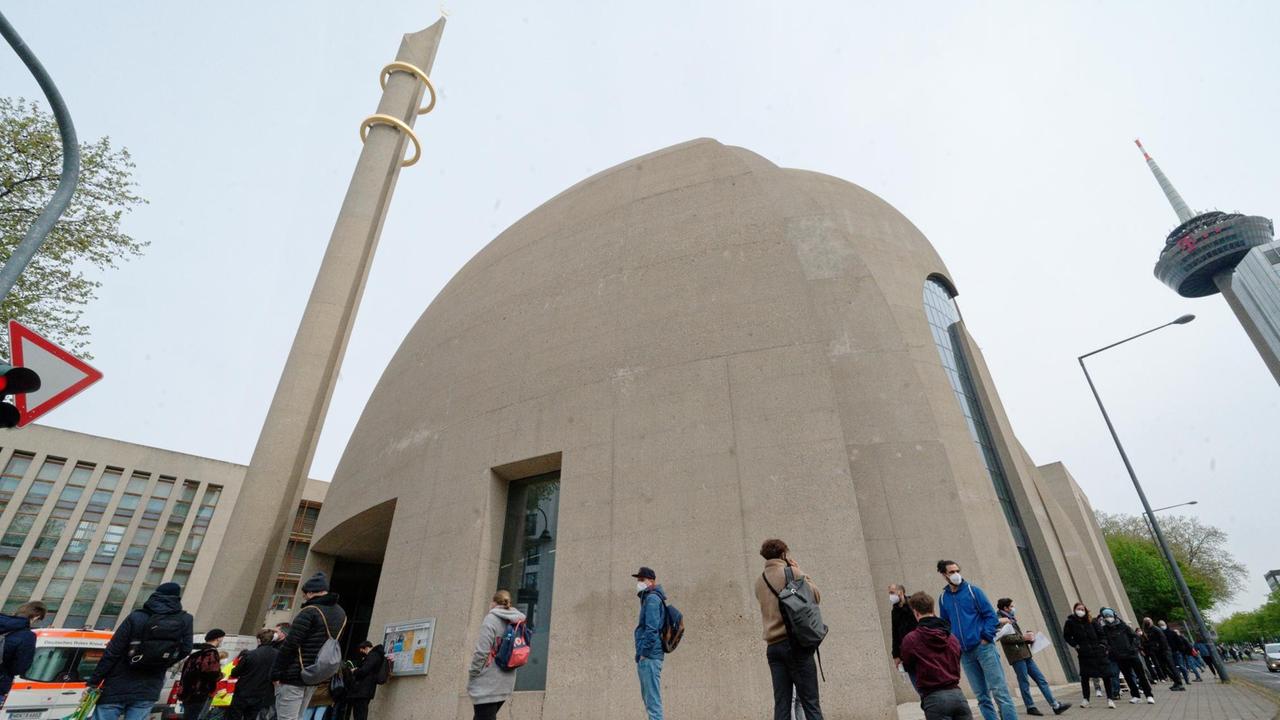 Lange Schlangen von Menschen bilden sich am Samstagmorgen rund um die Ditib-Zentralmoschee im Kölner Stadtteil Ehrenfeld, in der bei einer Sonder-Impf-Aktion Impfungen gegen das Coronavirus angeboten werden. Bei den überschüssigen Dosen handelt es sich um die Impfstoffe von AstraZeneca und Johnson & Johnson. Lange Schlangen von Menschen bilden sich am Samstagmorgen rund um die Ditib-Zentralmoschee im Kölner Stadtteil Ehrenfeld, in der bei einer Sonder-Impf-Aktion Impfungen gegen das Coronavirus angeboten werden. Bei den überschüssigen Dosen handelt es sich um die Impfstoffe von AstraZeneca und Johnson & Johnson.