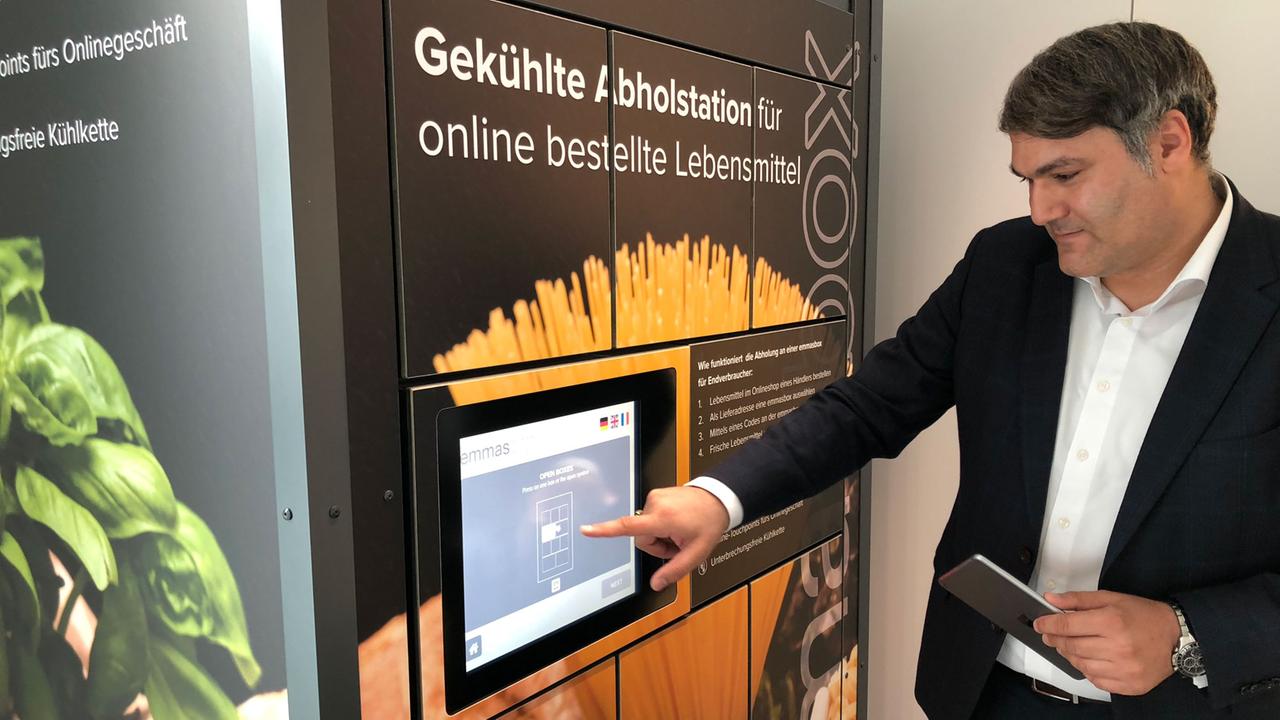 Berater Efe Kurak zeigt unserer Reporterin die gekühlte Abholstation für online bestellte Waren. Berater Efe Kurak zeigt unserer Reporterin die gekühlte Abholstation für online bestellte Waren.