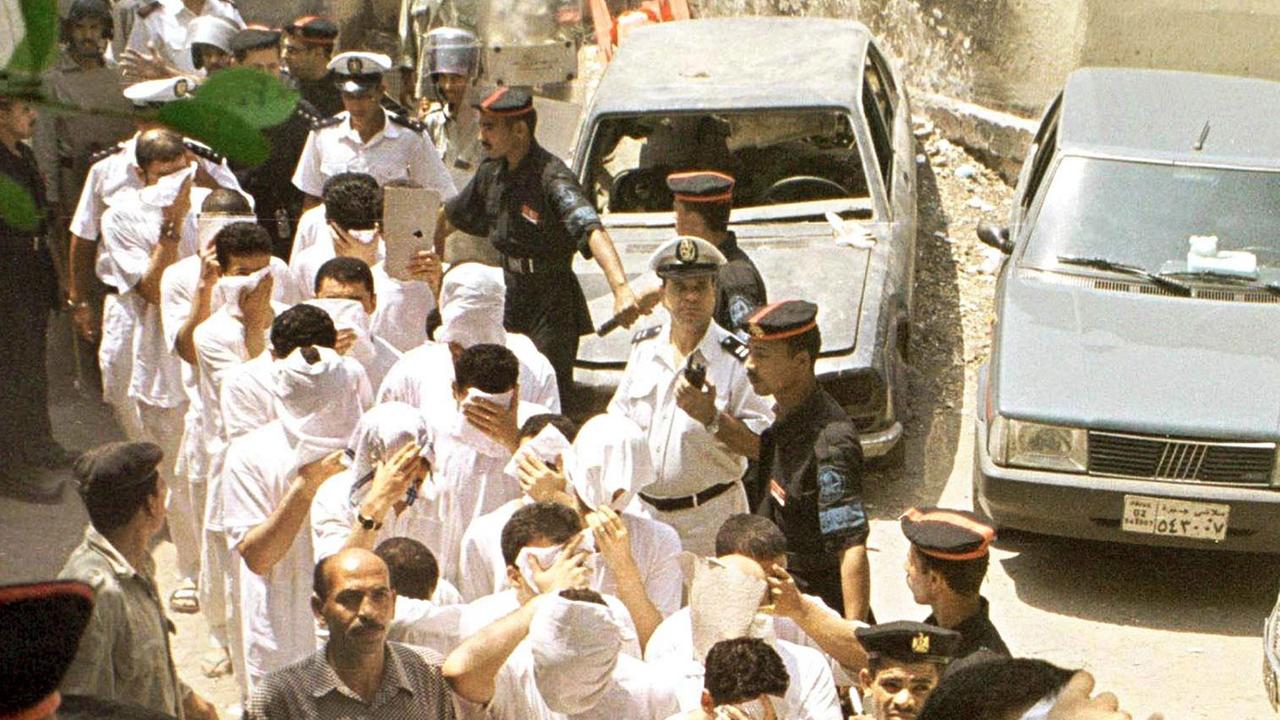 Ägypter, die der Homosexualität beschuldigt werden, 2001 auf dem Weg zum Gerichtsgebäude, wo ihnen der Prozess gemacht werden soll. Ägypter, die der Homosexualität beschuldigt werden, 2001 auf dem Weg zum Gerichtsgebäude, wo ihnen der Prozess gemacht werden soll.