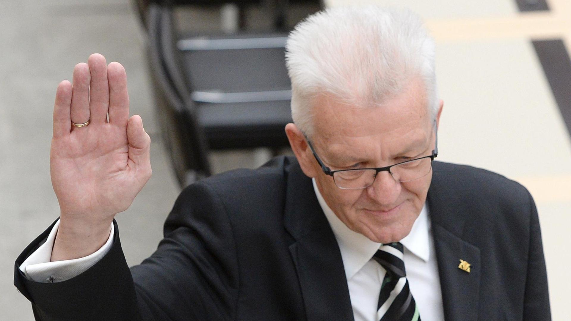 Winfried Kretschmann bei seiner Vereidigung als Ministerpräsident am 12. Mai 2016 Winfried Kretschmann bei seiner Vereidigung als Ministerpräsident am 12. Mai 2016