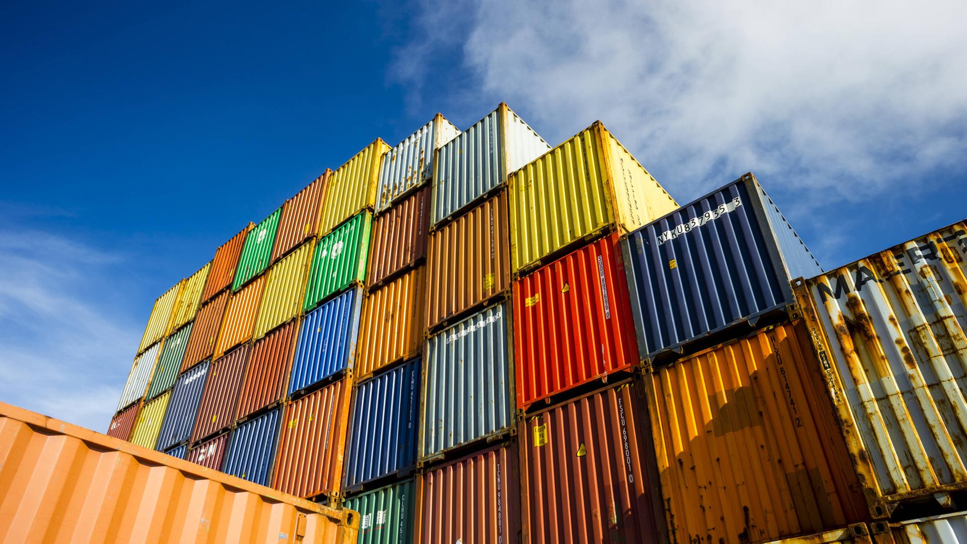 Container auf einem Verladebahnhof in Dornstadt bei Ulm Container auf einem Verladebahnhof in Dornstadt bei Ulm