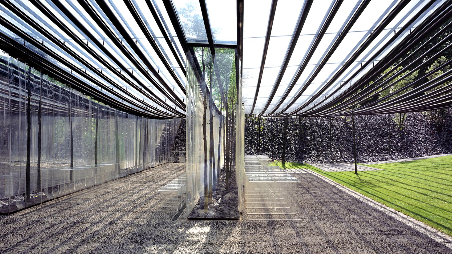 Blick aus dem Eingang des Restaurants "Les Cols" in Olot. Photo by Hisao Suzuki Blick aus dem Eingang des Restaurants "Les Cols" in Olot. Photo by Hisao Suzuki