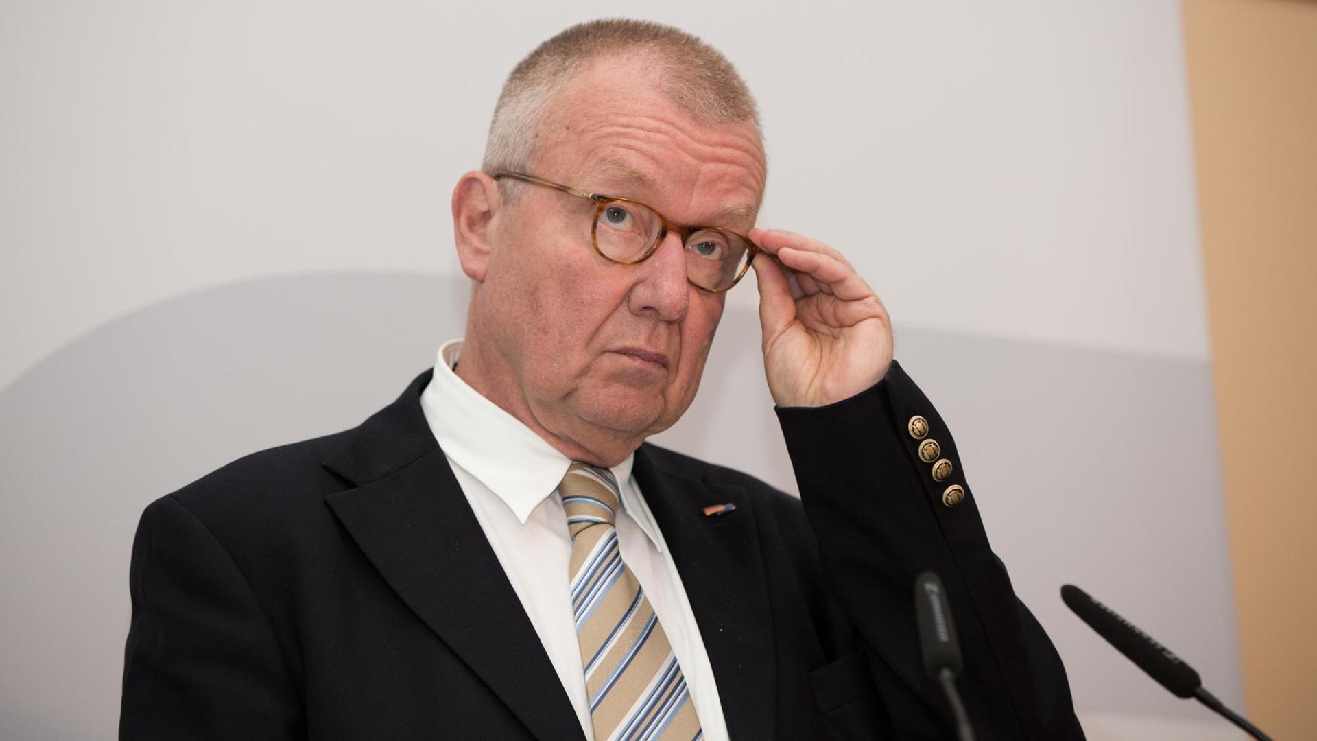 Das Bild zeigt Ruprecht Polenz, Präsident Deutsche Gesellschaft für Osteuropakunde. Er fasst sich vor grauem Hintergrund mit der linken Hand an seine Brille. Das Bild zeigt Ruprecht Polenz, Präsident Deutsche Gesellschaft für Osteuropakunde. Er fasst sich vor grauem Hintergrund mit der linken Hand an seine Brille.