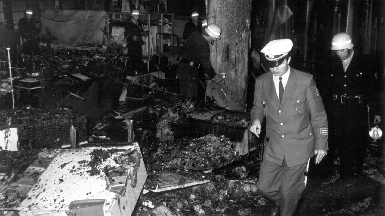 Einsatzkräfte von Polizei und Feuerwehr sichten am 3. April 1968 den Schaden in der ausgebrannten vierten Etage des Frankfurter "Kaufhof". In der Nacht waren in zwei Kaufhäusern der Stadt Feuer ausgebrochen. Sprengpatronen am Tatort sowie ein Bekenneranruf in der Frankfurter Redaktion der dpa Deutschen Presse-Agentur legen den Verdacht politisch motivierter Anschläge nahe. Unter den Tätern sind, wie sich herausstellt, die späteren RAF-Mitglieder Andreas Baader und Gudrun Ensslin. Einsatzkräfte von Polizei und Feuerwehr sichten am 3. April 1968 den Schaden in der ausgebrannten vierten Etage des Frankfurter "Kaufhof". In der Nacht waren in zwei Kaufhäusern der Stadt Feuer ausgebrochen. Sprengpatronen am Tatort sowie ein Bekenneranruf in der Frankfurter Redaktion der dpa Deutschen Presse-Agentur legen den Verdacht politisch motivierter Anschläge nahe. Unter den Tätern sind, wie sich herausstellt, die späteren RAF-Mitglieder Andreas Baader und Gudrun Ensslin.