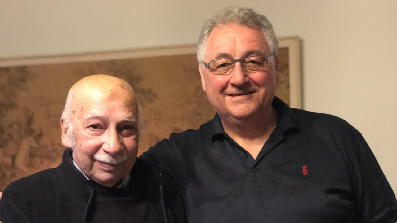 Gija Kancehli und Memo Rhein stehen in der Wohnung des Komponisten nebeneinander. Gija Kancehli und Memo Rhein stehen in der Wohnung des Komponisten nebeneinander.