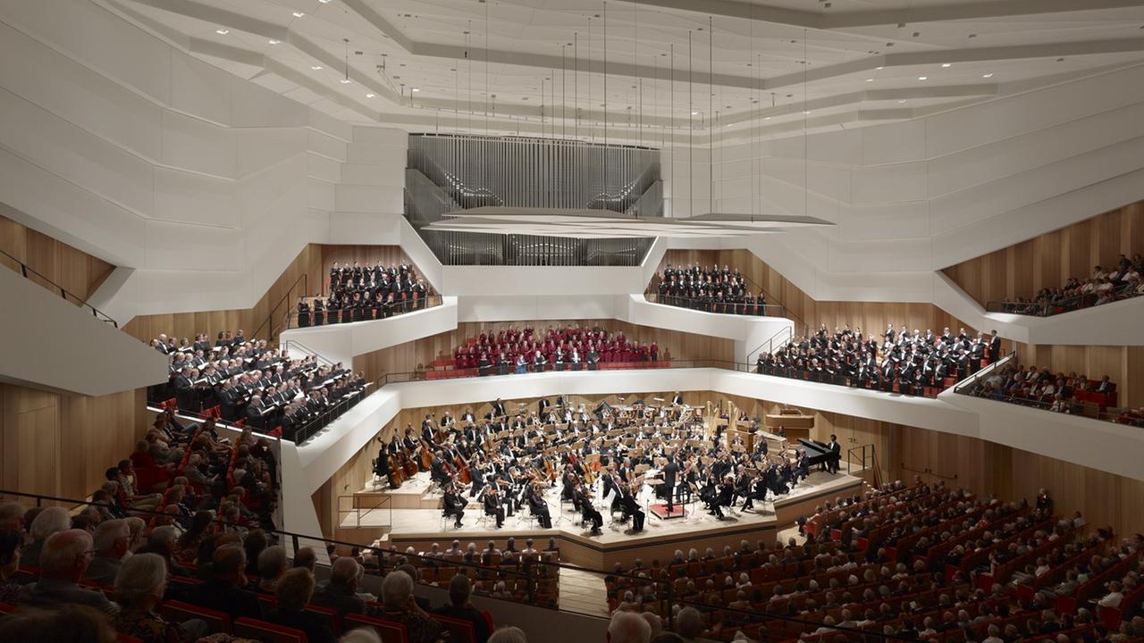 Blick in den modernen Saal des Dresdner Kulturpalastes. Blick in den modernen Saal des Dresdner Kulturpalastes.