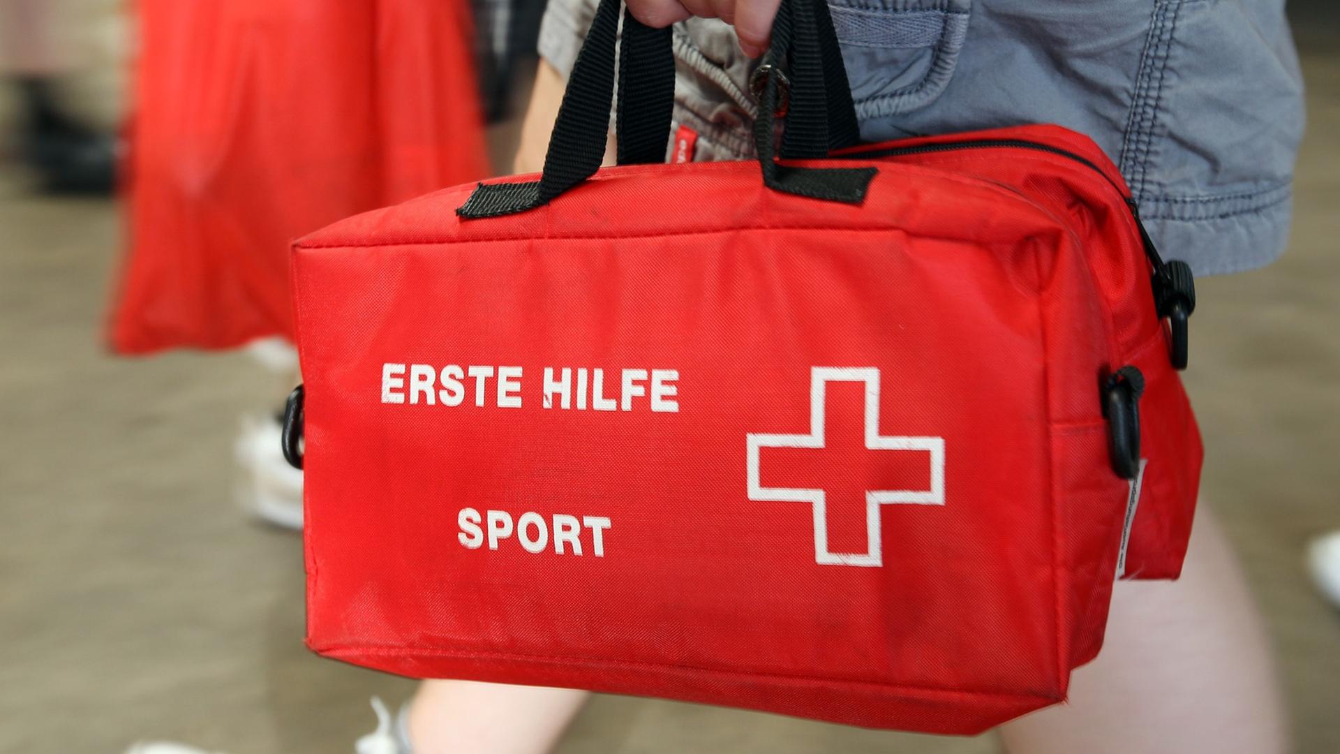 Eine Schülerin trägt am 18.6.2013 in Lingen eine Tsche für Erste Hilfe.