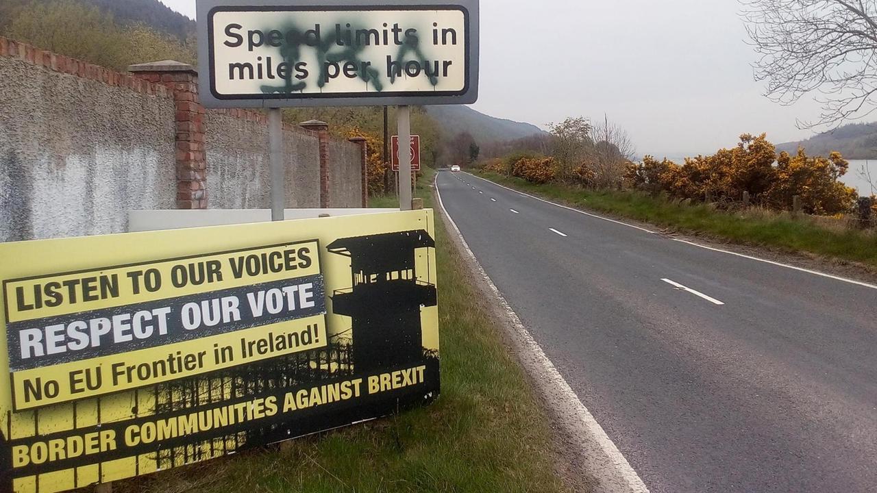 Ein Schild an der irisch-nordirischen Grenze auf dem steht: "Hört auf unsere Stimmen. Respektiert unsere Wahl. Keine EU-Grenze in Irland." Ein Schild an der irisch-nordirischen Grenze auf dem steht: "Hört auf unsere Stimmen. Respektiert unsere Wahl. Keine EU-Grenze in Irland."